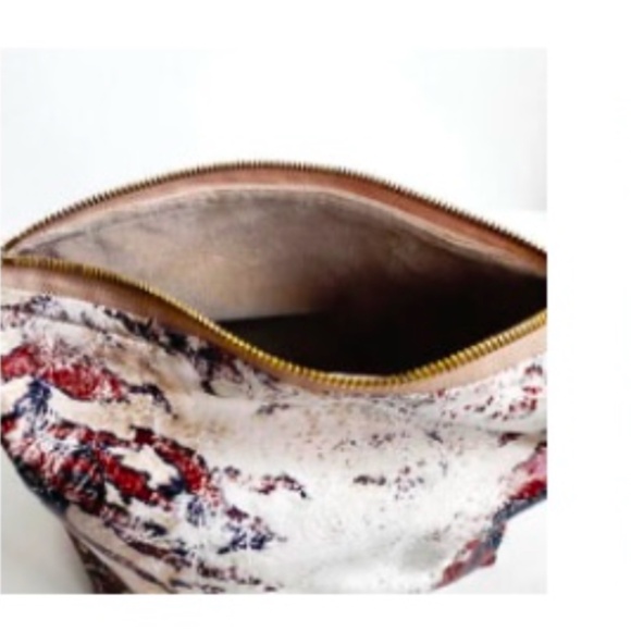 Animal Print Zip Pouch Bag 9x12x6 - Picture 3 of 4